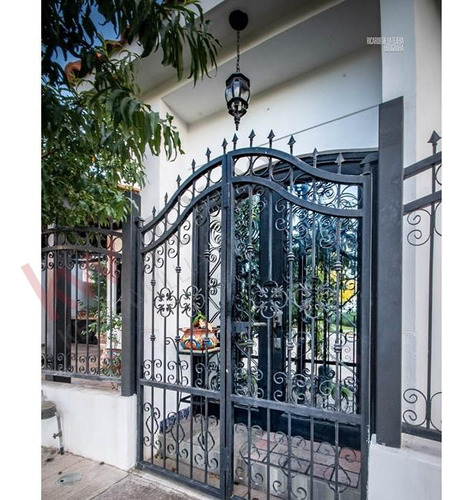 Casa En Venta De Una Planta Autosustentable Y Construida En Dos Lotes En Mayorazgo Residencial.