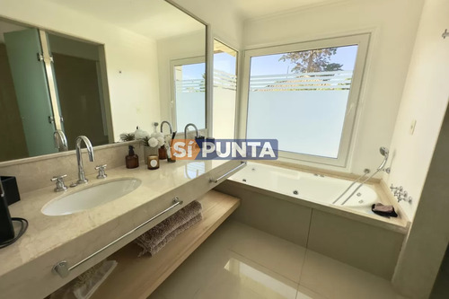 Apartamento En Alquiler De 3 Dormitorios Con Piscina Y Parrillero En Veramansa - Mansa