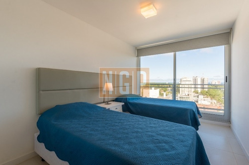 Departamento En Punta Del Este, Torre Cuenta Con Todos Los Servicios. Oportunidad Unica!!!!!!-ref:11941