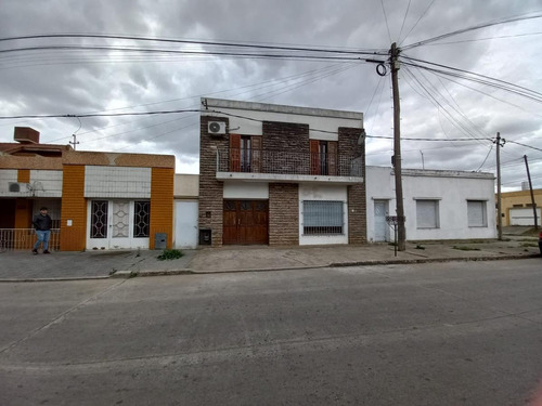 Imagen 19 de 27 de Casa 3 Dormitorios - Barrio El Carmen - Berisso-123 31 Y 32