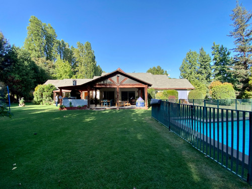 Casa En Parcela Con Piscina