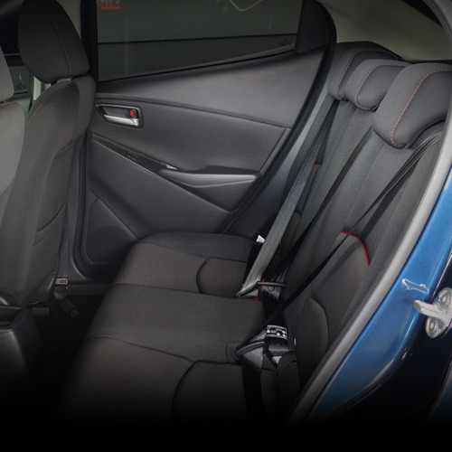 Imagen 3 de 17 de Mazda 2 Carbon Edition Azul