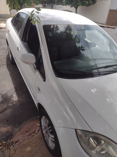 Fiat Linea 1.8 16v Essence Flex 4p