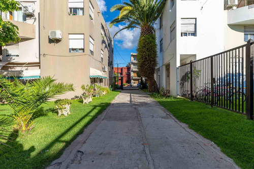 Departamento De 2 Dormitorios En Venta, La Plata