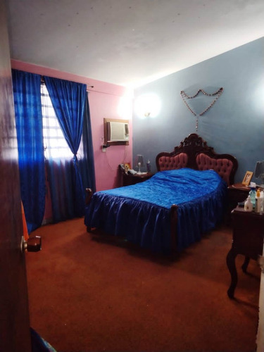 Venta Casa En Urb. Los Caobos, Valencia.