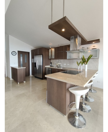 Se Alquila Bello Apartamento Ubicado En Loma Linda.