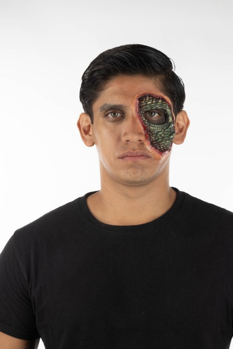 Aplicación Maquillaje Herida Falsa Parte De Cara De Reptil