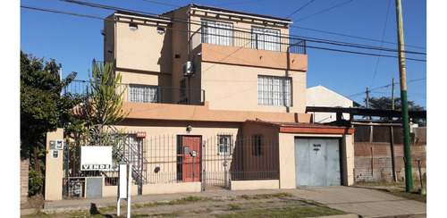 Casa Americana Con Departamento Impecables.  Excelente Ubicación