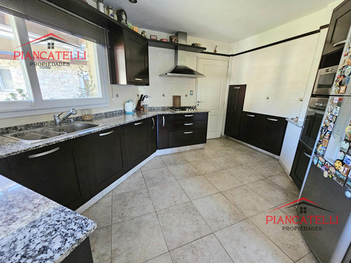Venta De Casa En San Barrio San Patricio Con Hermoso Parque