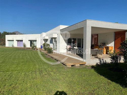 Casa En Venta De 4 Dorm. En Isla De Maipo