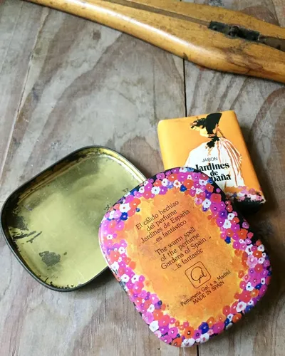 Antigua Latita Con Su Jabón Jardines De España