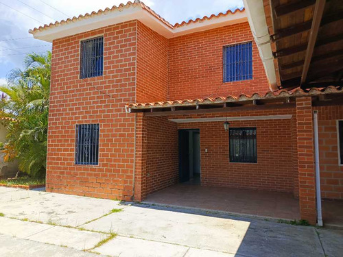 Bella Casa En Venta En Urb. Altamira, La Entrada, Carabobo