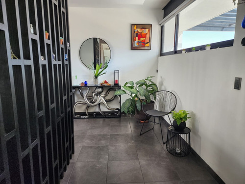 Casa En Venta Con Espacios Amplios (trato Directo)