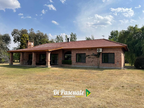 Imagen 2 de 26 de Chalet De Categoría Sobre 10.000 M2 - Chacras Los Robles De Carlos Keen