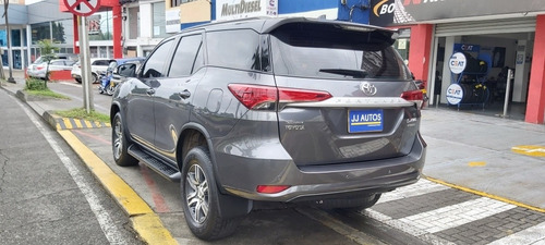 Imagen 5 de 11 de Toyota Fortuner 2.4 Diesel
