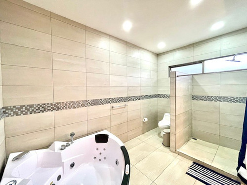 Venta Amplia Y Moderna Casa En Grecia Con 4 Dorm (uno En Planta Baja)