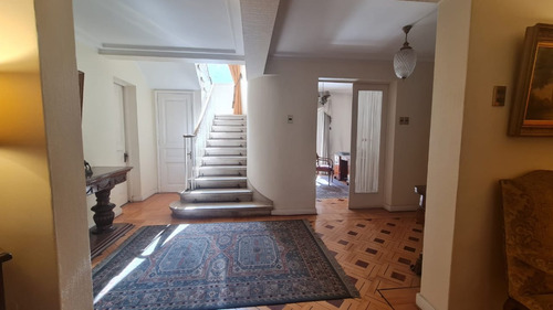 Venta De Hermosa Casa En Sector Residencial. Providencia.