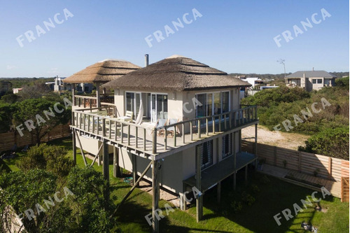 Espectacular Casa En Primera Línea Del Mar En La Juanita. (ref: Fro-246)