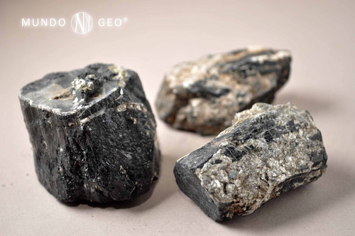Imagen 1 de 1 de Piedra Turmalina Negra Mediana Con Mica