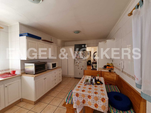 Moderna Casa Familiar Con Amplios Espacios