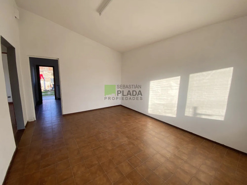 Casa De 2 Dormitorios, Patio Con Entrada Para Auto, En Alquiler En San Carlos
