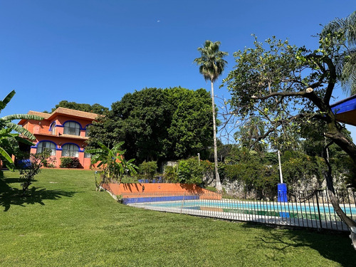 Oportunidad Casa En Centro De Cuernavaca, Entrada Por 2 Importantes Calles