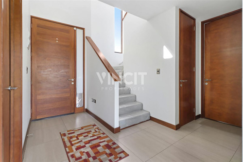 Impecable Casa En Venta De 3d 3b Serv En Cond Rukan Chicureo