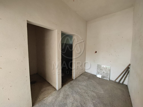 Casa En Venta En Col. Narciso Mendoza Con Amplias Recamaras Y Jardín.
