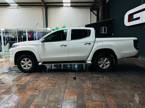 Mitsubishi L200 2.4 Cabina Doble 4x2 Mt