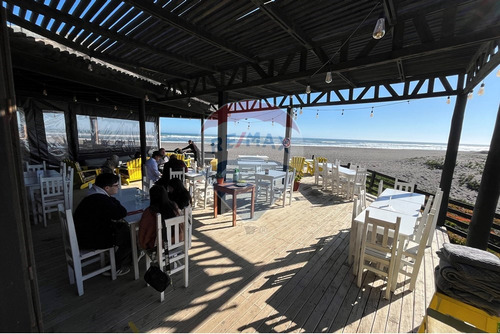Local Con Clientes En Primera Linea De La Playa