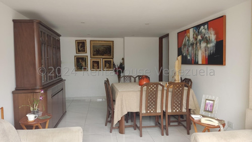 Se Vende Un Amplio Apartamento En La Urbina / Gc
