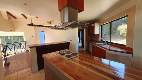 Veridika Vende Amplia Casa En Condominio.