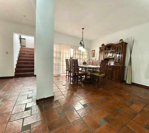 Imagen 2 de 19 de Gran Casa De 4 Dorm. 1 En Suite- Cochera-patio C/ Parrilla-terraza -monte Castro