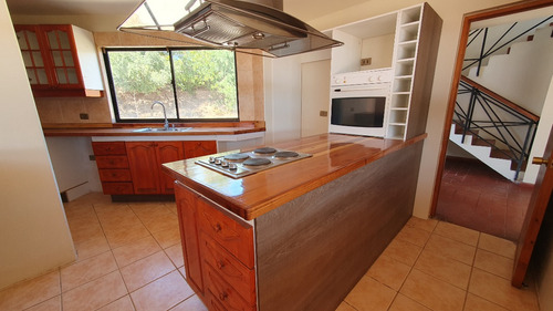 Veridika Vende Amplia Casa En Condominio.