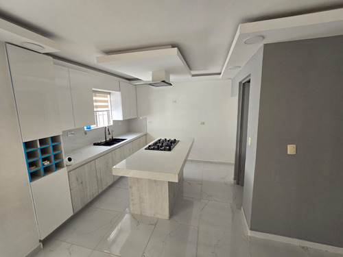 Casa En Fraccionamiento Privado, 3 Recámaras, 2.5 Baños, Doble Cochera, Vigilancia 24/7, Cocina De Cuarzo