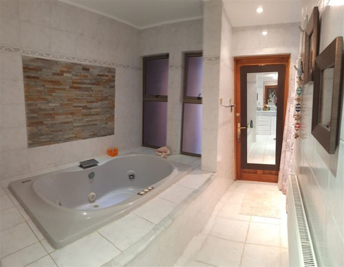 Imagen 12 de 18 de Casa En Venta De 5 Dorm Mas Servicios. En Concón