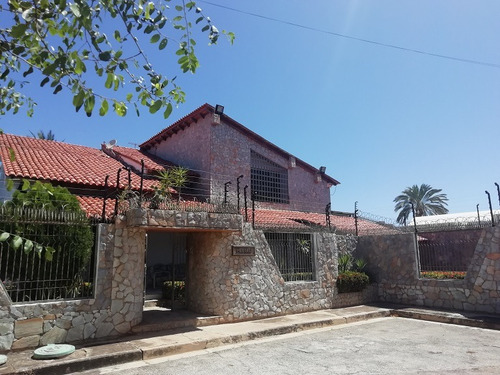 Casa En Venta En Costa Azul Con Bellas Áreas Sociales - Porlamar