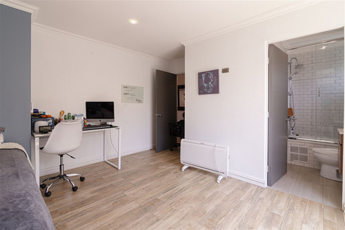 Casa En Venta De 5 Dorm En Suit. En Lo Barnechea!!