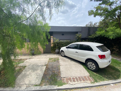Casa En Una Sola Planta A Metros De Acceso Oeste.