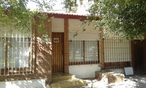 Imagen 1 de 11 de Vendo Casa Al Frente Con Gas Natural Zona Centro Con Patio