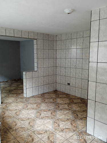 2 Casas Individuais A Do Fundo Com 4 Cômodos E Lavandcômodos