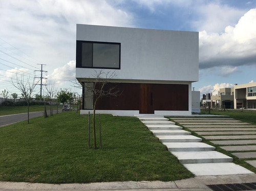 Casa Con Renta. 3 Dormitorios Con Dependencia Y Escritorio, Tipas Nordelta