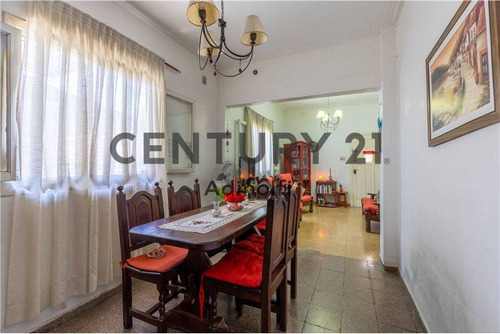 Imagen 3 de 21 de 138 E/ 517 Y 518 - Venta De Casa En Ph Al Frente De 2 Dormitorios