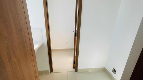 Imagen 3 de 10 de Apartamento En Venta En El Millón, Cercano A Sectores Bella Vista, Evaristo Morales, Las Praderas, Los Prados