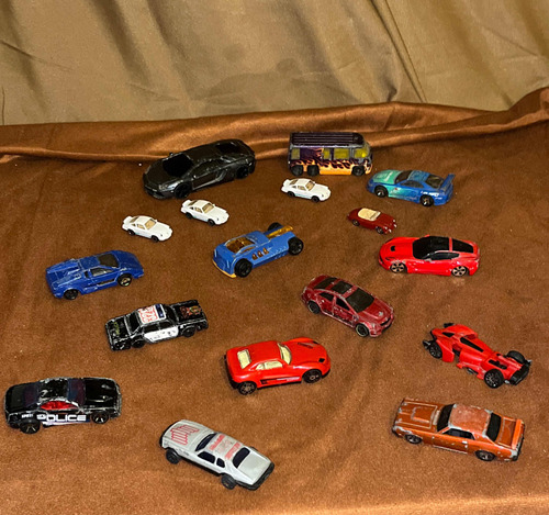 Lote 17 Autos De Colección, Hot Wheels  Majorette Precio 17