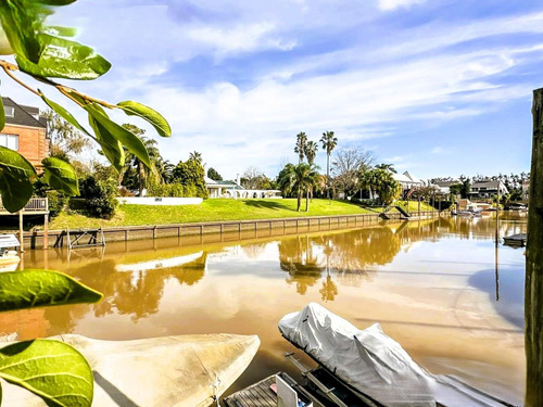 Venta Casa En Marina Del Sol - Punta Chica 500 M2 Cubiertos En Lote Al Agua Con Amarra