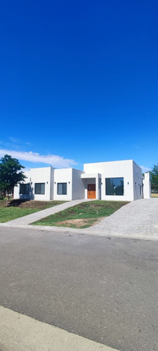 Casa Moderna De Diseño Y Calidad A Estrenar - Barrio San Matías - Pileta - Zona Norte