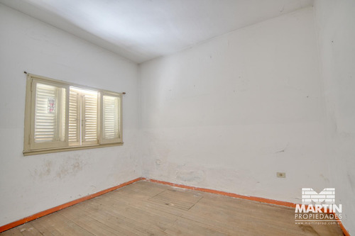 Casa 3 Ambientes Con Cochera Para Mejorar. Zona Comercial.