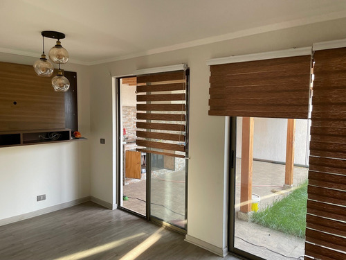 Moderna Casa Mediterranea En Condominio Seguro