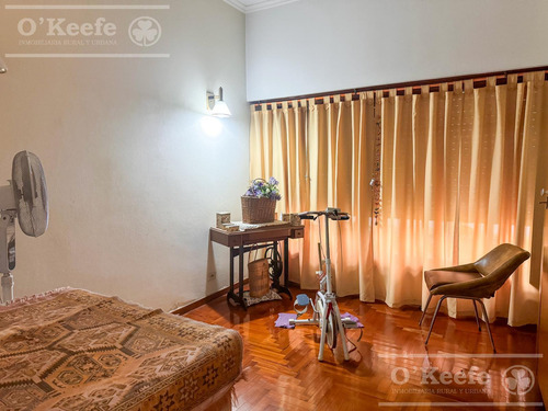 Casa En Venta De 4 Ambientes, Bernal.